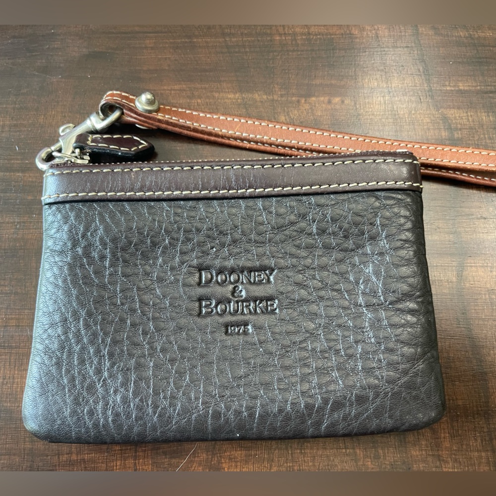 Dooney & Bourke Vintage Coin/Wristlet in dark brown leather - Picture 2 of 4